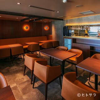 A cafe-like interior where you can relax in a calm atmosphere