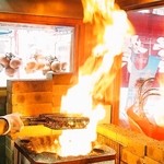 Sumiyakiya Maruwa - 地鶏を炭火で焼き上げる際の名物シーンです♪