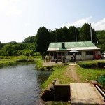 仁世宇園 - 釣り堀と店舗