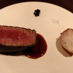 アカ - 長崎県産のヒレ肉の炭火焼 京都の赤玉葱とスリランカ産生胡椒を添えて