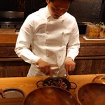 アカ - 東オーナーシェフが取り分けてくれます。