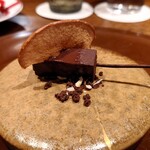 アカ - 生チョコレートと青森のいかりりんごのチップ