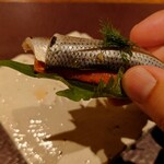 アカ - （下から）大葉、トマトパンのトースト、小肌