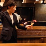 アカ - ベネンシアでシェリーをグラスに注ぐベネンシアドール