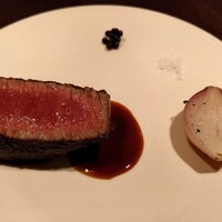 アカ - 長崎県産のヒレ肉の炭火焼 京都の赤玉葱とスリランカ産生胡椒を添えて