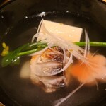 しま川 - ⑬叺の白葱巻き焼き、お豆腐&麩のお椀
            昆布出汁と鰹節だと思うが醤油を差してあり、お吸い物の繊細さが無い
            こちらの焼き魚は基本的にサラマンダーを使っている様子