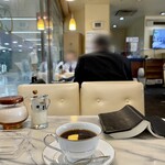 カトレア - 懐かしいデザインのノリタケのカップ&ソーサーで供されるコーヒーは酸味の効いた昔ながらの味わいだ