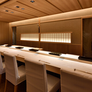 個室完備。白木香る上品な和空間で、記憶に残るひと時をどうぞ