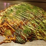 芦屋 威風 - 広島焼
            広島の人は邪道と思うかもしれない。
            乱切りキャベツ、焼きそばの麺が細いのはポイント高い。
