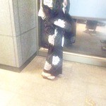 相方の浴衣姿の先に写る私の裾前