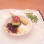 田・和味彩々 - 鰈の付け合せ（ヤングコーン・キュウリ・トマト）