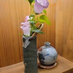 Tonkatsu Shusai Kura - 可愛いディスプレイ、生け花です