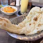 ヨコハマ アジアンダイニング&バー - ナン、デカい