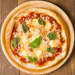 新鮮羅勒和馬蘇裡拉乳酪的瑪格麗特披薩