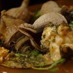 バール エ ターヴォラ カルダ ラ・ジョストラ - 真ツブのアンチョビガーリックソテー