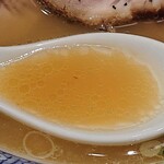 青葉 - 中華そば 青葉 御徒町店 特製中華そばの細かい油が浮く魚介出汁が効いたスープ