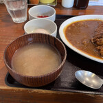 Tonkatsu Hikota - 豚汁と半熟卵と福神漬け