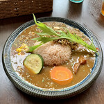 バルバルキッチンアメリ - 雨の日の限定ランチ：魚介ベースのスパイスカレーとナッツとズッキーニのキーマの合いがけカレー(¥1,180)
      カップスープ・サラダ付