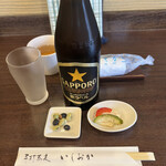 Teuchi Soba Ishioka - 瓶ビールにおつまみ。