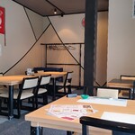 日本料理 祇園 ひらた - 店内装飾はシンプルな和食店といった内装、カープのタペストリーがあるのは広島あるあるですね(笑) 
            席数はテーブル4席×7卓の28席です