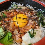 日本料理 祇園 ひらた - ①海鮮重
            米酢の酢飯は砂糖が効いて甘め
            濃いヅケが施された真鯛、サーモン、真鯵等が載せられ、中央に卵黄を配置
            薬味はとろろ、千切り大根、刻み葱、大葉等
            この付近の日本料理屋さんは総じて味が濃いめ