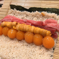 鮨よしかわ 麻布十番 - 卵黄と雲丹とマグロの太巻き
                    #ドラゴンボール巻き