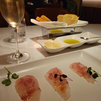 Scarpetta Tokyo - 前菜カルパッチョと、パン類(フォカッチャとパンチェッタ入りのパン)