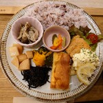 ホーム カフェ リノリノ - 令和5年5月
            サービスランチ 1000円
            鮮魚のフリット、旬の野菜の小鉢4種、スパニッシュオムレツ、自家製ピクルス、五穀米、スープ