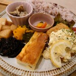 ホーム カフェ リノリノ - 令和5年5月
            サービスランチ 1000円
            鮮魚のフリット、旬の野菜の小鉢4種、スパニッシュオムレツ、自家製ピクルス、五穀米、スープ