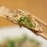 ココスプーン - 一枚肉が揚げられてカットされています。