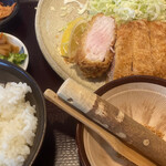 とんかつ しお田 - とりあえず普通のロースカツ。これで十分だと思うが、「たっぷり」だとさらにカツの量が多い。