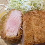 とんかつ しお田 - 普通のロースカツでも分厚く、脂身が美味しそう