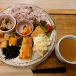ホーム カフェ リノリノ - 令和5年5月
サービスランチ 1000円
鮮魚のフリット、旬の野菜の小鉢4種、スパニッシュオムレツ、自家製ピクルス、五穀米、スープ