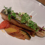 ラ・ファソン 古賀 - ノルウェー産サーモンのポワレ タプナード ラタトゥイユ添え