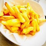 THE BLUE - 黒トリュフと香草のフライドポテト
      935円（税込）