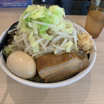 らー麺だるま - ラーメン880円、野菜増し、ニンニクあり