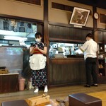 駒形どぜう - 感じのいい花番さん