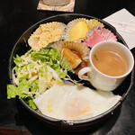 あかね - 目玉焼き　サラダ　ジャガイモカレー少々　味噌汁他