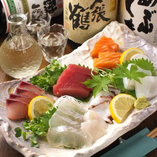 毎日仕入れる、新鮮な旬の魚を使用したお造り盛り合わせを堪能◎