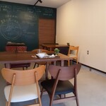 オモヤキッチン - 店内。テーブル席の椅子はいろいろ。