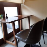 オモヤキッチン - 窓側の席は二人掛け。卓上に呼び出しベルあり。