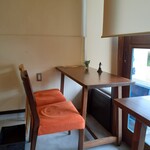 オモヤキッチン - 窓側の席は二人掛け。ロールカーテンを自分でおろしてもいいようについてます。