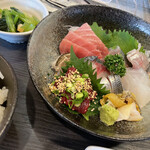 マルカツ - 刺身盛合せ定食¥1,100 釣あじ、真鯛、さば酢〆、かます、生くじら。そしてトロ、真つぶ貝、小肌。　今日も真鯛と炙ったかます、つぶ貝が特筆して最高でした。