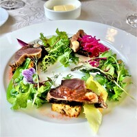 山手十番館 レストラン＆カフェ - 20230518春鰹のマリネ 彩り野菜のケークサレ 梅肉のヴィネグレットとバーニャソース