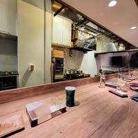 ひきざんたしざん - 店内はカウンターだけ、満席だったがお客さん、スタッフは消しゴムマジックで消去