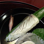 虎屋 壺中庵 - 小振りな鮎に食べやすいように繊細な包丁を入れたお寿司。　　しっかり目のお酢で〆てるので鮎の香りは控えめです。