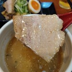 俺の中華たなか家 - 熱々スープにトッピング⤴チャーシューを浸せばホロホロ柔らかぁ〜に(^_-)-☆