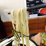 俺の中華たなか家 - 麺リフト⤴️そのまま啜れば「小麦の香り」「小麦の旨さ」を感じられます（*^_^*）