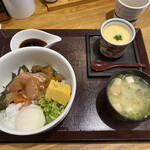 海鮮丼 日の出 - 海鮮ユッケ丼880円