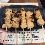 大衆焼き鳥酒場 やきとりさんきゅう - やきとりおまかせ5本(写真左から皮、ネギま、ぼんじり、もも、つくね)※味は塩